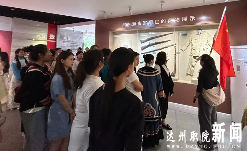 现代护理学院参观红色基地
