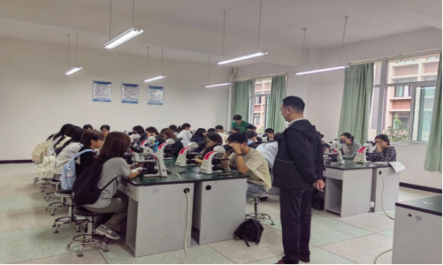 学校开展实验室现场安全检查